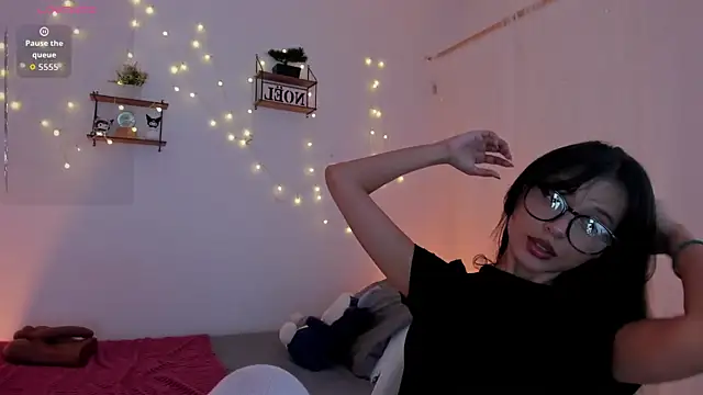 Tamara Aluna  online show from December 2025 04:34:01 PM