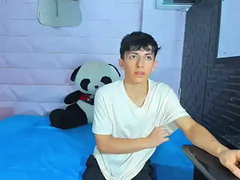 Snapshot of ElanGiraldo chatting on November 2025 10:32:01 PM ElanGiraldo online show from November 2025 10:32:01 PM