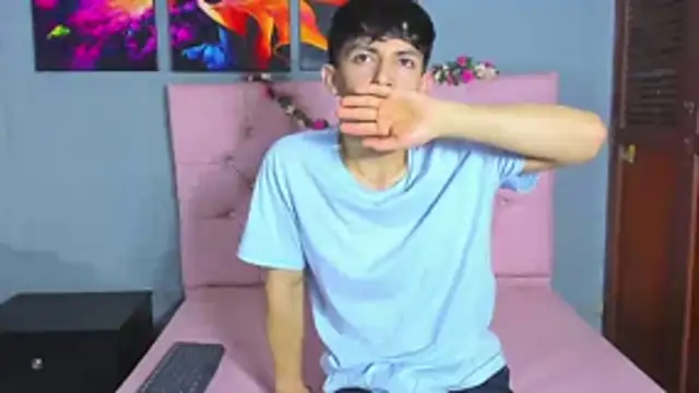 Snapshot of ElanGiraldo chatting on November 2025 10:11:02 PM ElanGiraldo online show from November 2025 10:11:02 PM