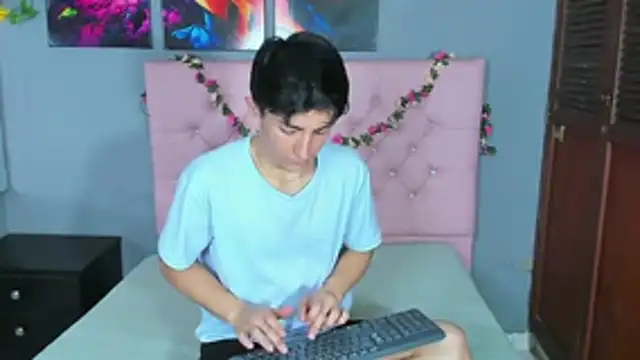 Snapshot of ElanGiraldo chatting on December 2025 10:27:02 PM ElanGiraldo online show from December 2025 10:27:02 PM