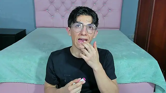 ElanGiraldo online show from January 2026 11:41:02 PM