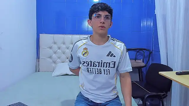 ElanGiraldo online show from June 2026 09:39:01 PM