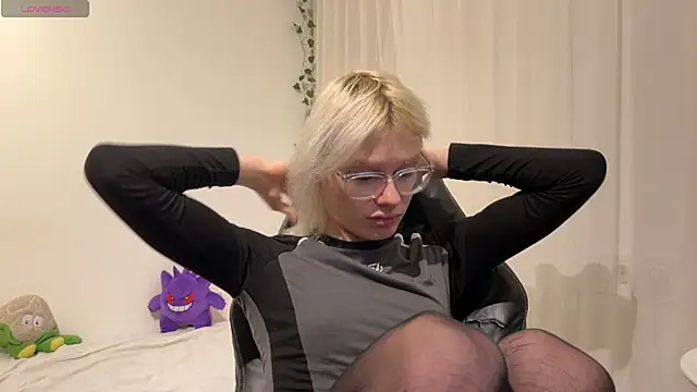 Snapshot of MollyChloe chatting on December 2025 06:24:02 PM MollyChloe online show from December 2025 06:24:02 PM