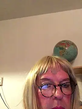 Snapshot of simone_xdressing chatting on December 2024 12:50:02 AM simone xdressing online show from December 2024 12:50:02 AM