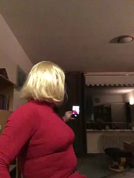 Snapshot of simone_xdressing chatting on February 2025 12:51:01 AM simone xdressing online show from February 2025 12:51:01 AM