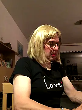 Snapshot of simone_xdressing chatting on October 2025 11:22:02 PM simone xdressing online show from October 2025 11:22:02 PM