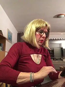 Snapshot of simone_xdressing chatting on October 2025 12:00:01 AM simone xdressing online show from October 2025 12:00:01 AM