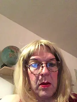 Snapshot of simone_xdressing chatting on November 2025 01:11:01 AM simone xdressing online show from November 2025 01:11:01 AM