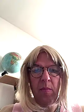 Snapshot of simone_xdressing chatting on November 2025 02:18:01 PM simone xdressing online show from November 2025 02:18:01 PM