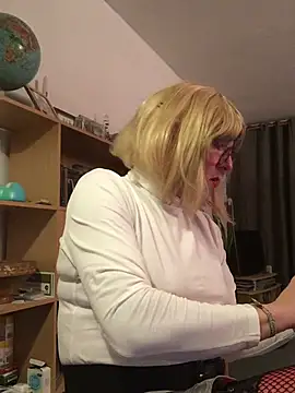 Snapshot of simone_xdressing chatting on February 2026 12:36:01 AM simone xdressing online show from February 2026 12:36:01 AM