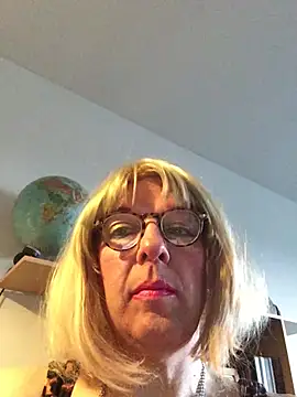 Snapshot of simone_xdressing chatting on March 2026 05:19:02 PM simone xdressing online show from March 2026 05:19:02 PM