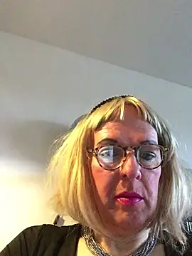 Snapshot of simone_xdressing chatting on March 2026 05:02:01 PM simone xdressing online show from March 2026 05:02:01 PM