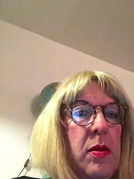 Snapshot of simone_xdressing chatting on April 2026 11:47:02 PM simone xdressing online show from April 2026 11:47:02 PM