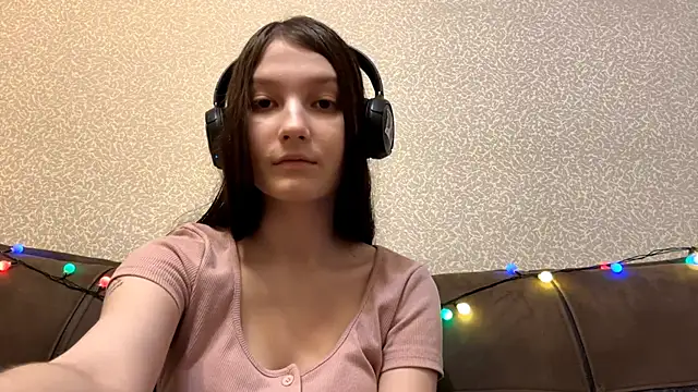 Snapshot of AurorAurora chatting on December 2025 08:19:02 AM AurorAurora online show from December 2025 08:19:02 AM