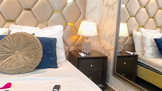 Snapshot of SienaVoss chatting on November 2025 12:31:02 PM SienaVoss online show from November 2025 12:31:02 PM