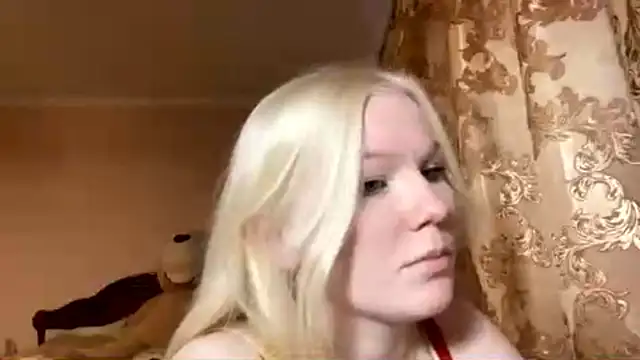 Snapshot of LynellMahe chatting on November 2025 10:43:02 AM LynellMahe online show from November 2025 10:43:02 AM