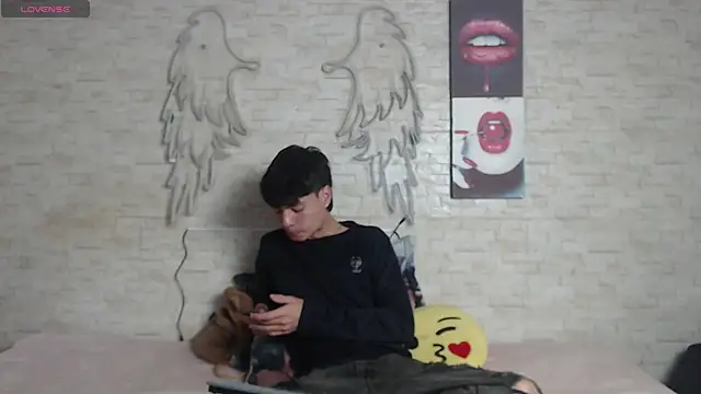 axel milo kairo and noa online show from December 2025 01:06:01 PM