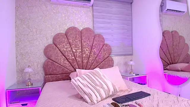 mia fontana  online show from November 2025 11:54:02 AM