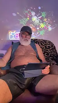 Snapshot of LeatherSdaddy chatting on December 2025 02:49:01 AM LeatherSdaddy online show from December 2025 02:49:01 AM