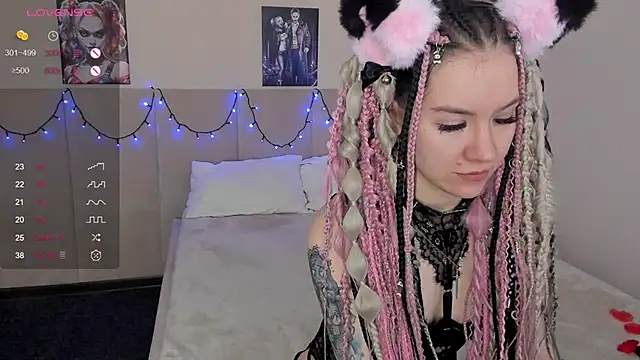 Lina Moony online show from November 2025 02:01:01 AM