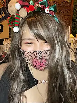 Snapshot of oxLILxMELOxo chatting on December 2025 03:50:02 PM oxLILxMELOxo online show from December 2025 03:50:02 PM