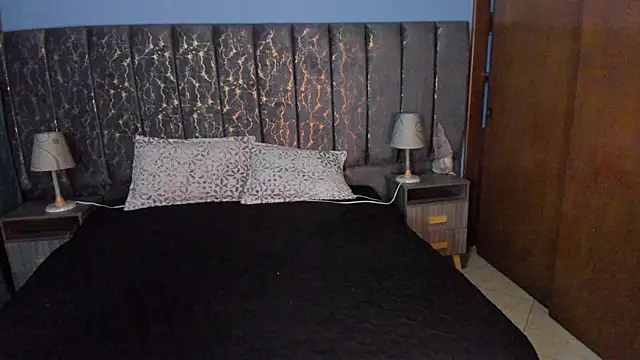 Atenea Velle online show from December 2025 01:19:01 PM