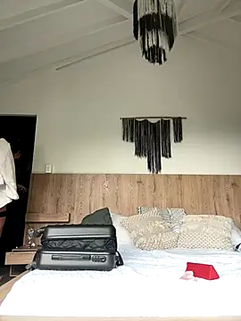 Hannaah wood online show from December 2025 05:52:01 PM