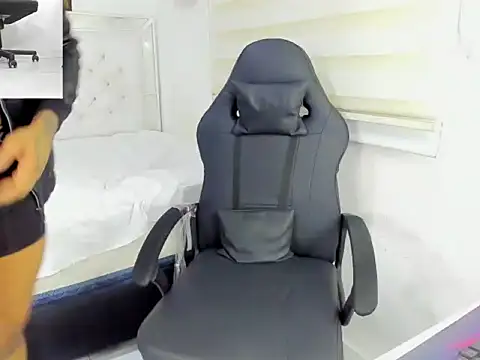 Snapshot of master_leather chatting on December 2025 06:50:01 PM master leather online show from December 2025 06:50:01 PM