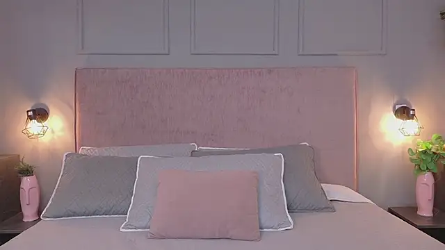 Snapshot of Sophie_Honey18 chatting on November 2025 01:43:01 PM Sophie Honey18 online show from November 2025 01:43:01 PM