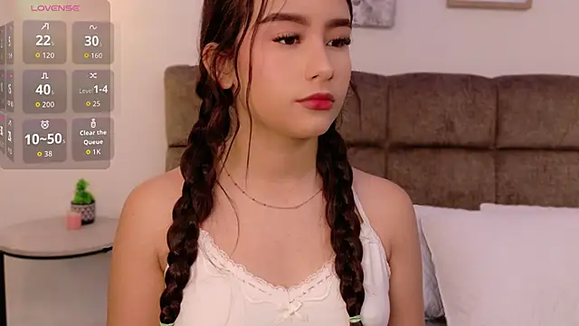 Snapshot of Sophie_Honey18 chatting on November 2025 01:47:02 PM Sophie Honey18 online show from November 2025 01:47:02 PM