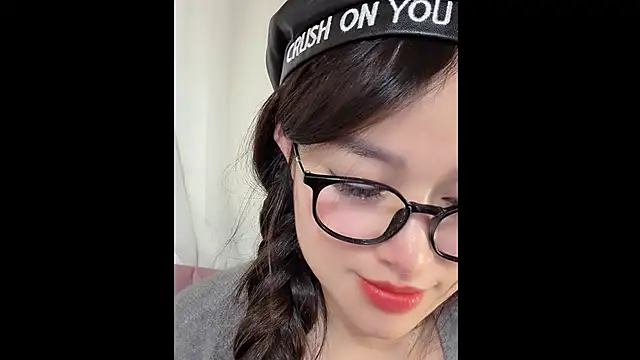 Snapshot of MiCandy-Lovee chatting on November 2025 07:01:02 PM MiCandy-Lovee online show from November 2025 07:01:02 PM