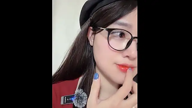 Snapshot of MiCandy-Lovee chatting on November 2025 06:29:01 PM MiCandy-Lovee online show from November 2025 06:29:01 PM