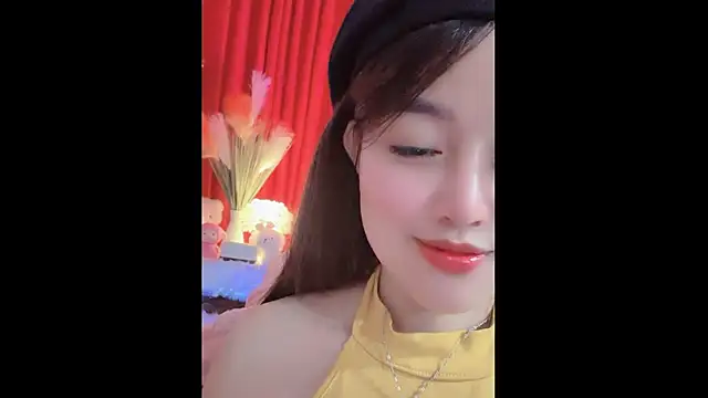 Snapshot of MiCandy-Lovee chatting on December 2025 07:25:01 AM MiCandy-Lovee online show from December 2025 07:25:01 AM