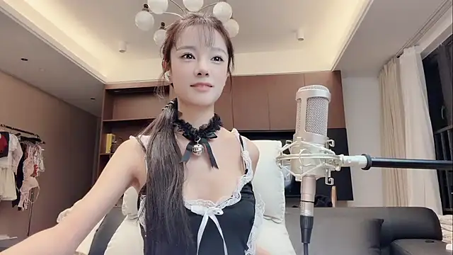 Snapshot of Butterbear chatting on December 2025 12:53:02 PM Butterbear online show from December 2025 12:53:02 PM