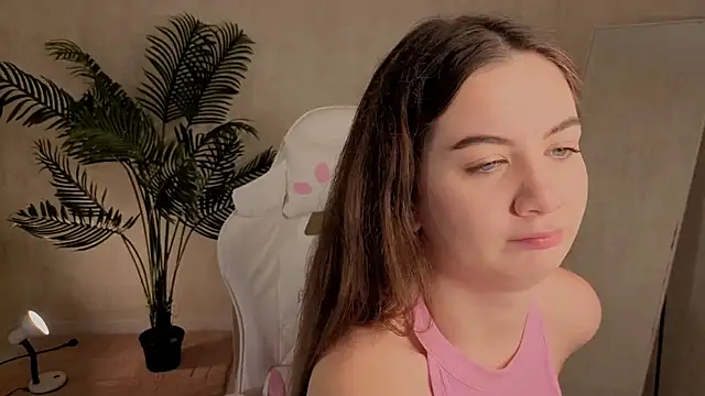 Lilia Crown online show from November 2025 05:06:01 PM