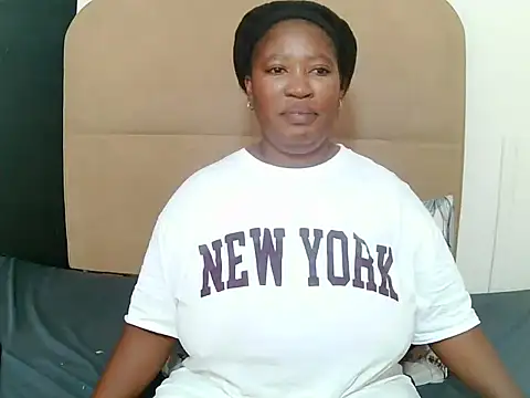 Snapshot of MissMoyo chatting on December 2025 12:14:02 PM MissMoyo online show from December 2025 12:14:02 PM