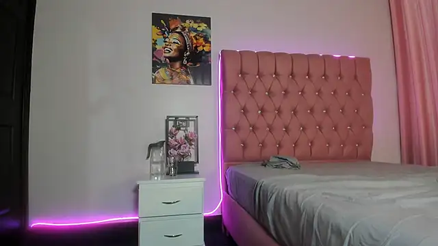 Snapshot of VanillaFlo chatting on November 2025 12:16:02 PM VanillaFlo online show from November 2025 12:16:02 PM