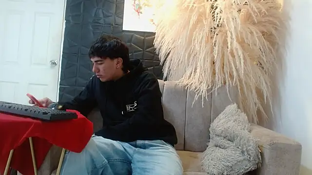 Tommy160920 online show from December 2025 01:09:02 PM