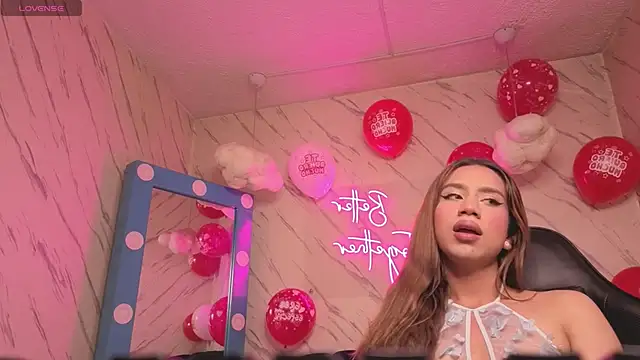 Snapshot of Evy_Luxx_v chatting on November 2025 04:44:02 AM Evy Luxx v online show from November 2025 04:44:02 AM