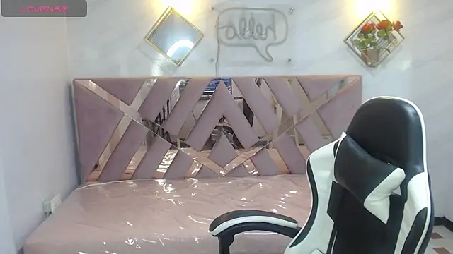 Snapshot of Evy_Luxx_v chatting on December 2025 09:08:02 PM Evy Luxx v online show from December 2025 09:08:02 PM