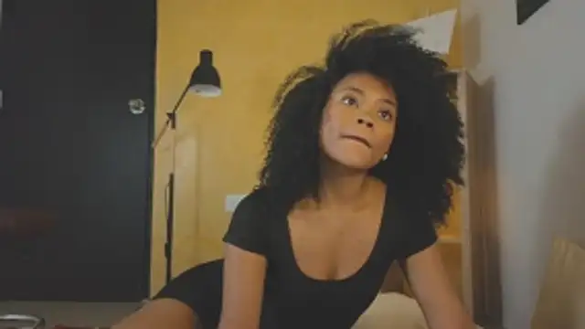 Snapshot of vanestraus chatting on November 2025 08:12:01 PM vanestraus online show from November 2025 08:12:01 PM