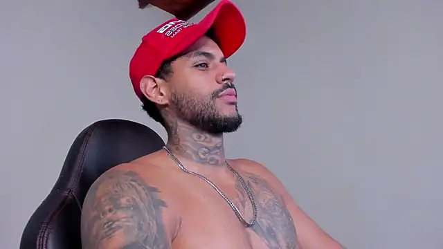 Snapshot of LuigiVitale_1 chatting on December 2025 01:14:02 AM LuigiVitale 1 online show from December 2025 01:14:02 AM