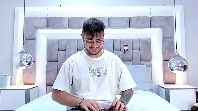 Snapshot of Ethan_Greys chatting on November 2025 03:45:01 AM Ethan Greys online show from November 2025 03:45:01 AM