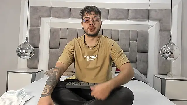 Snapshot of Ethan_Greys chatting on November 2025 03:50:02 AM Ethan Greys online show from November 2025 03:50:02 AM