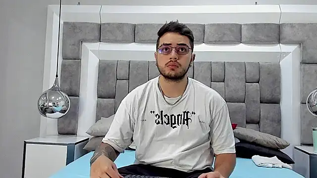 Snapshot of Ethan_Greys chatting on November 2025 04:01:02 AM Ethan Greys online show from November 2025 04:01:02 AM