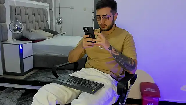 Snapshot of Ethan_Greys chatting on December 2025 03:56:02 AM Ethan Greys online show from December 2025 03:56:02 AM