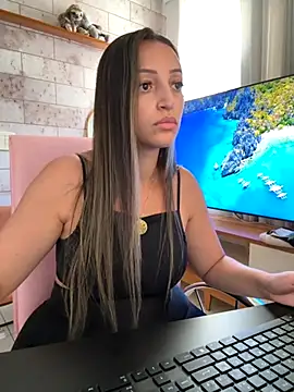 Snapshot of BelleRune chatting on September 2025 01:24:02 PM BelleRune online show from September 2025 01:24:02 PM