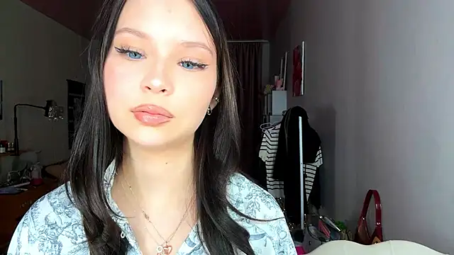 Snapshot of EmmaJonse chatting on November 2025 11:05:02 AM EmmaJonse online show from November 2025 11:05:02 AM