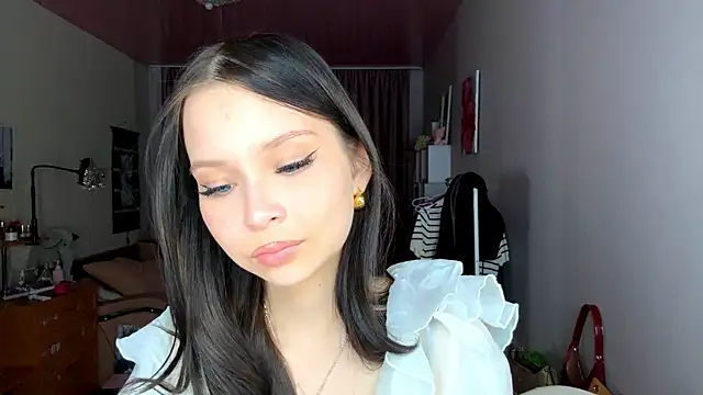 Snapshot of EmmaJonse chatting on November 2025 12:31:02 PM EmmaJonse online show from November 2025 12:31:02 PM