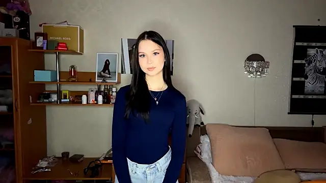 Snapshot of EmmaJonse chatting on November 2025 12:43:01 AM EmmaJonse online show from November 2025 12:43:01 AM